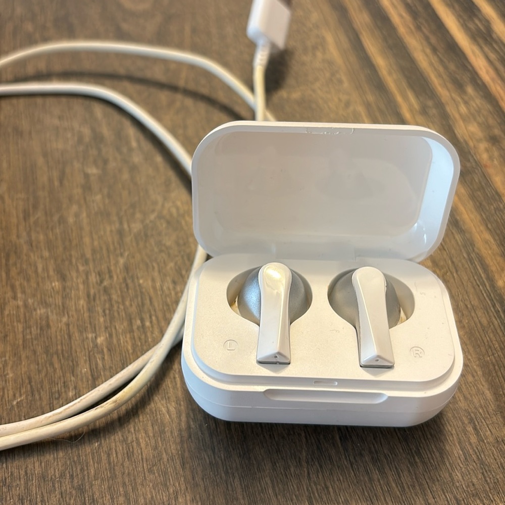 Airbuds in perfect condition great Christmas gift